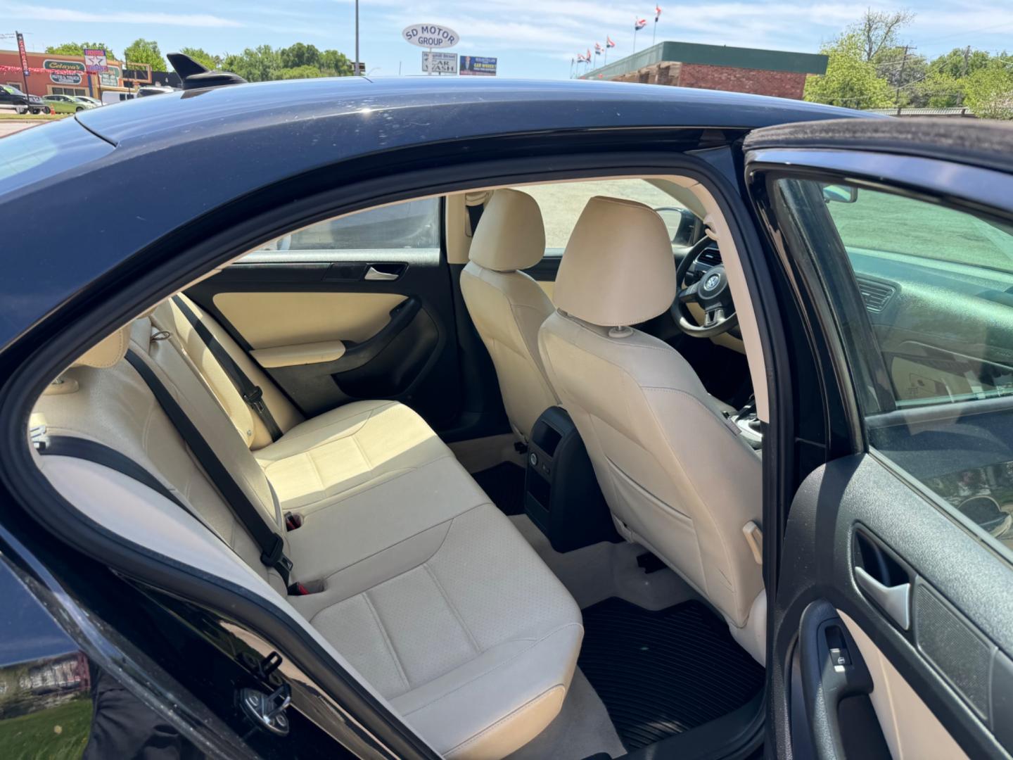 2014 Black Volkswagen Jetta SE (3VWD07AJ3EM) with an 1.8L L4 DOHC 20V engine, Automatic transmission, located at 3624 Hemphill St., Fort Worth, TX, 76110, (817) 926-8921, 32.696205, -97.331985 - Photo#4